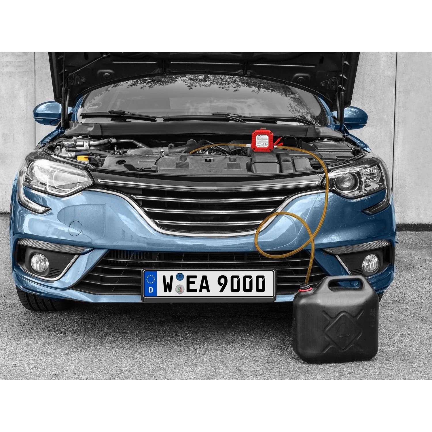 APA Ölabsaugpumpe 12V im Einsatz an einem Auto mit geöffneter Motorhaube, Öl läuft in Kanister.