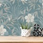 Vliestapete mit Blumen- und Dschungelmotiven in Beige und Blau. Dekorative Tapete mit leichter Struktur.