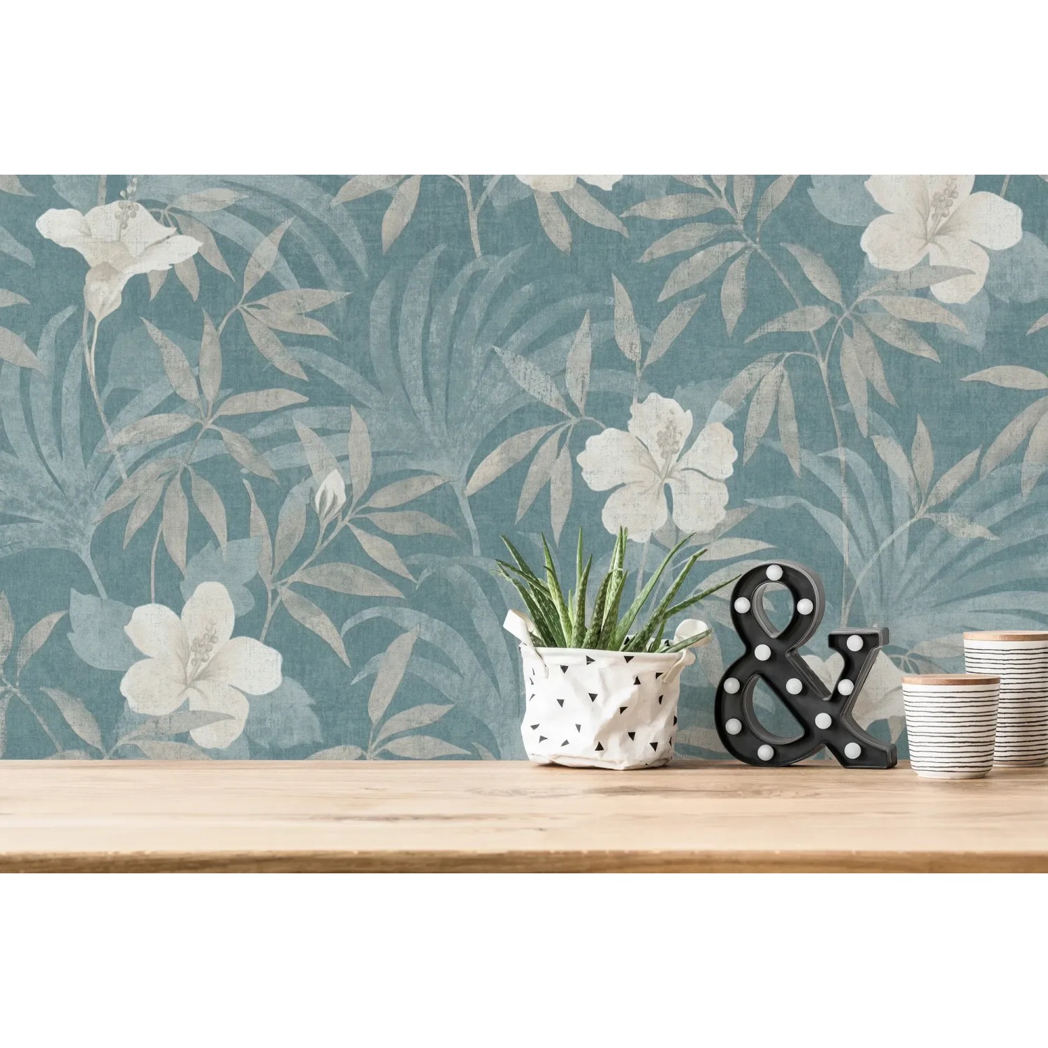 Vliestapete mit Blumen- und Dschungelmotiven in Beige und Blau. Dekorative Tapete mit leichter Struktur.