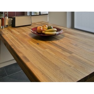 Massivholz Arbeitsplatte Akazie Teak Optik, 240 cm breit, mit Obstschale in Küche.