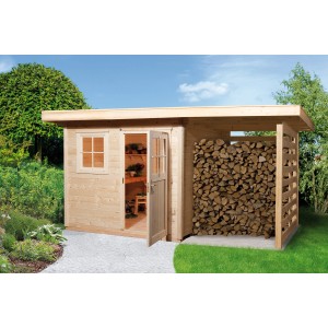 Unbehandeltes Holz-Gartenhaus mit Flachdach und Anbau zur Holzlagerung, 504x375 cm.