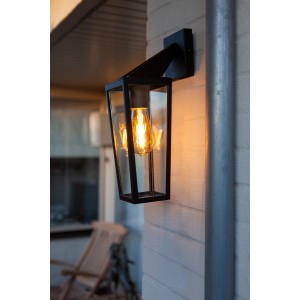 Schwarze Lutec Außenwandleuchte Pine mit klarem Glas und rustikalem Design.