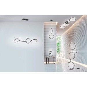 Moderne Trio LED-Stehlampe Rondo, schwarz matt, mit fünf Ringen in einem Wohnraum.