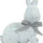 Sitzender grauer Hase als Dekofigur aus Polyresin mit Schleife für die Gartendekoration.
