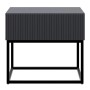 Selsey Veldio Nachttisch schwarz, 50 cm, mit Rillenfront und schwarzem Metallgestell. Moderne Schlafzimmermöbel.