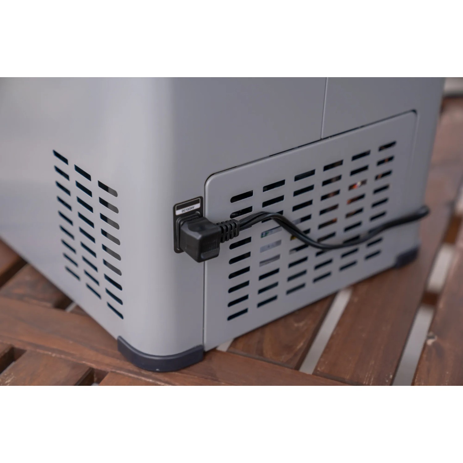 Detailaufnahme AEG Kompressor-Kühlbox KK 30, Grau-Schwarz, mit Stromanschluss.