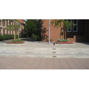 Diephaus Blockstufe Grau, 125x35x15 cm, als Treppe im Außenbereich.