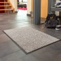Graue Astra Sauberlaufmatte Proper Tex Uni, 90x150 cm, vor Hauseingang.