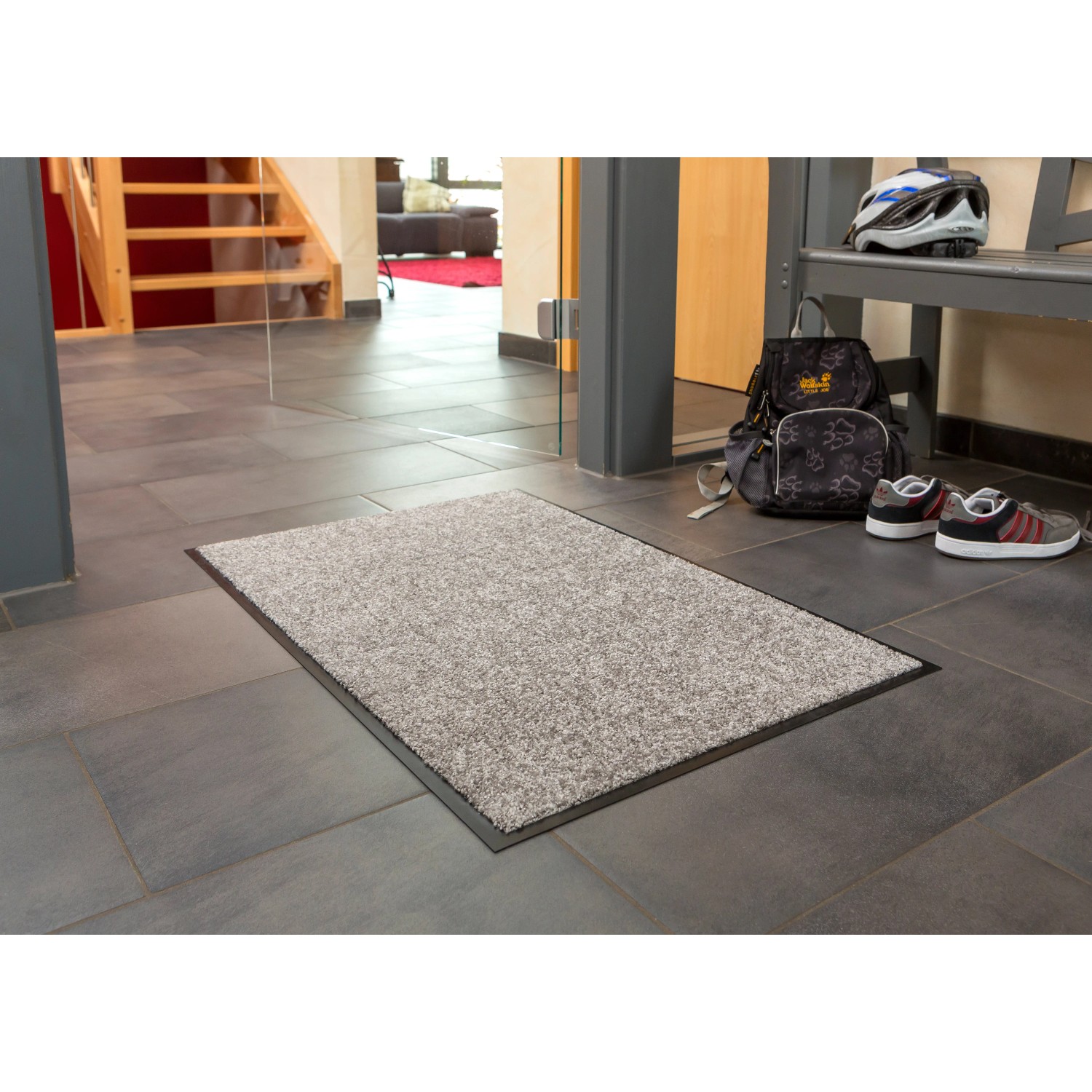 Graue Astra Sauberlaufmatte Proper Tex Uni, 90x150 cm, vor Hauseingang.