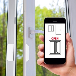 Hama Tür-/Fenster-Kontakt Smart WiFi in Weiß am Fenster, Statusanzeige auf Smartphone.