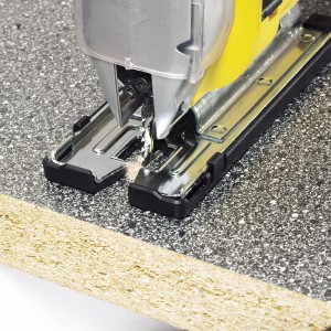 LUX Stichsäge mit Stichsägeblatt im Einsatz für Holzschnitte. U-Schaft Aufnahme.