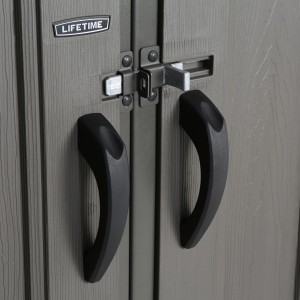 Detailaufnahme: Graues Lifetime Gerätehaus Texas mit schwarzen Griffen und Verschluss.