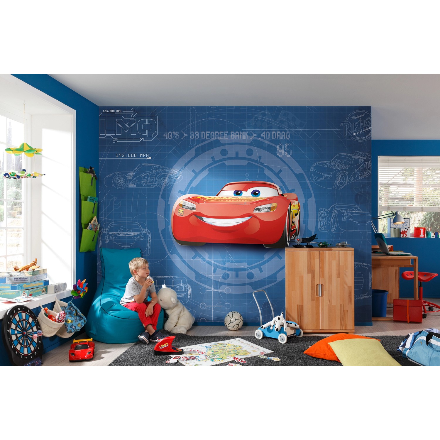 Kinderzimmer mit Komar Fototapete Cars 3 Blueprint, rotes Auto auf blauem Hintergrund.