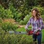 Frau schneidet Hecke mit Einhell Akku-Heckenschere GE-CH 36/61 Li-Solo.