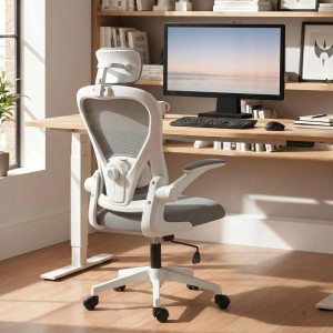 Grauer HOMCOM Bürostuhl mit Netzrücken, verstellbarer Kopfstütze und hochklappbaren Armlehnen im Home-Office.