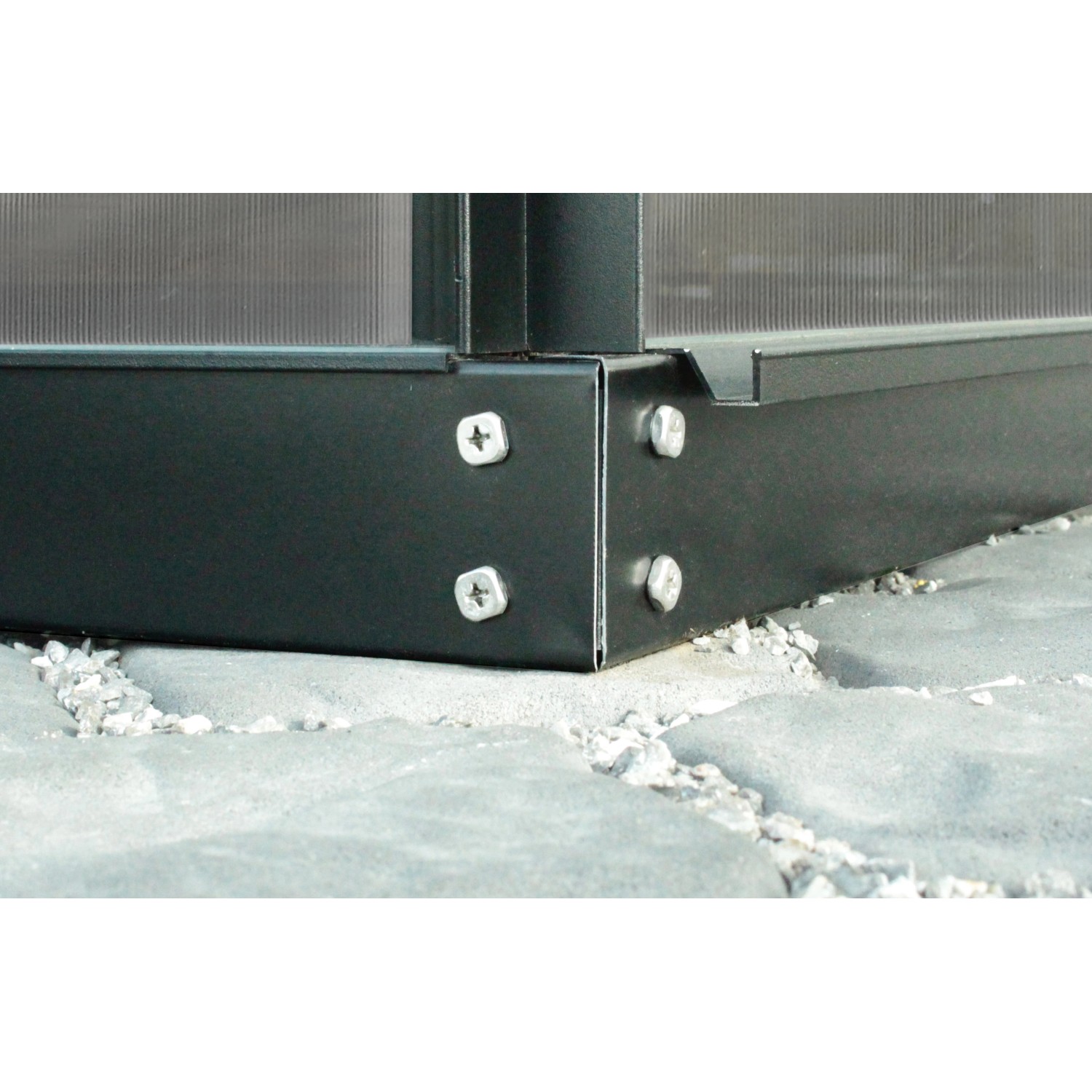 Detailaufnahme des schwarzen Stahlfundaments Vitavia 900 mit Schrauben und Klammern für Gewächshäuser.