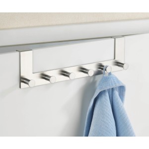 Wenko Türgarderobe Celano mit 6 Haken aus rostfreiem Edelstahl, an Tür mit blauem Handtuch.