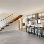 Heller Wohnraum mit Classen Ceramin Neo Vario Breccia Dekor-Paneelen in Steinoptik als Bodenbelag.