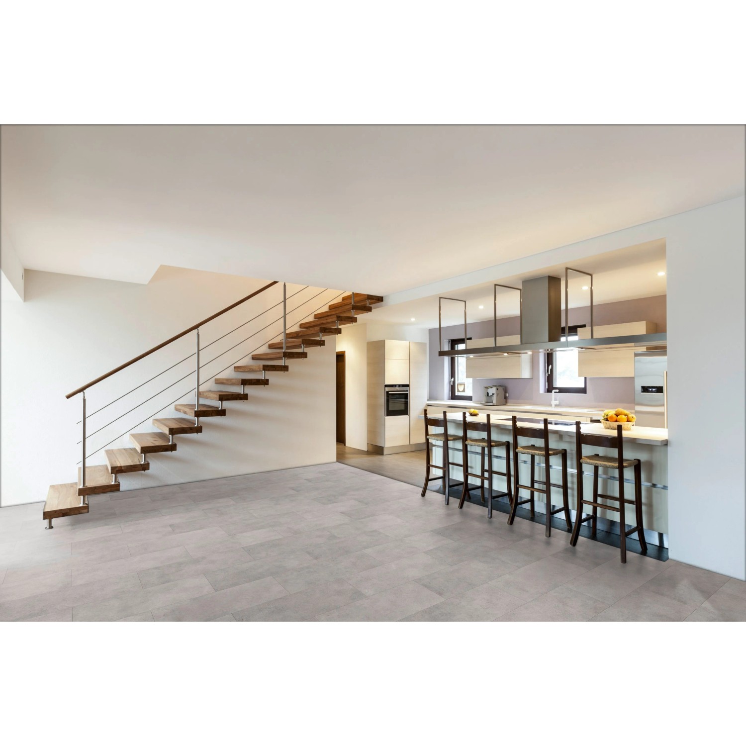 Heller Wohnraum mit Classen Ceramin Neo Vario Breccia Dekor-Paneelen in Steinoptik als Bodenbelag.