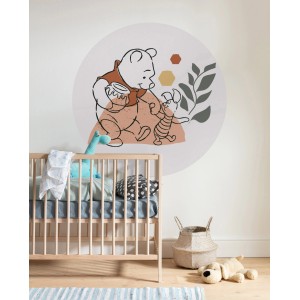 Runde Winnie Pooh Fototapete Dot Soulmate (Ø 125cm) im Kinderzimmer über einem Babybett.