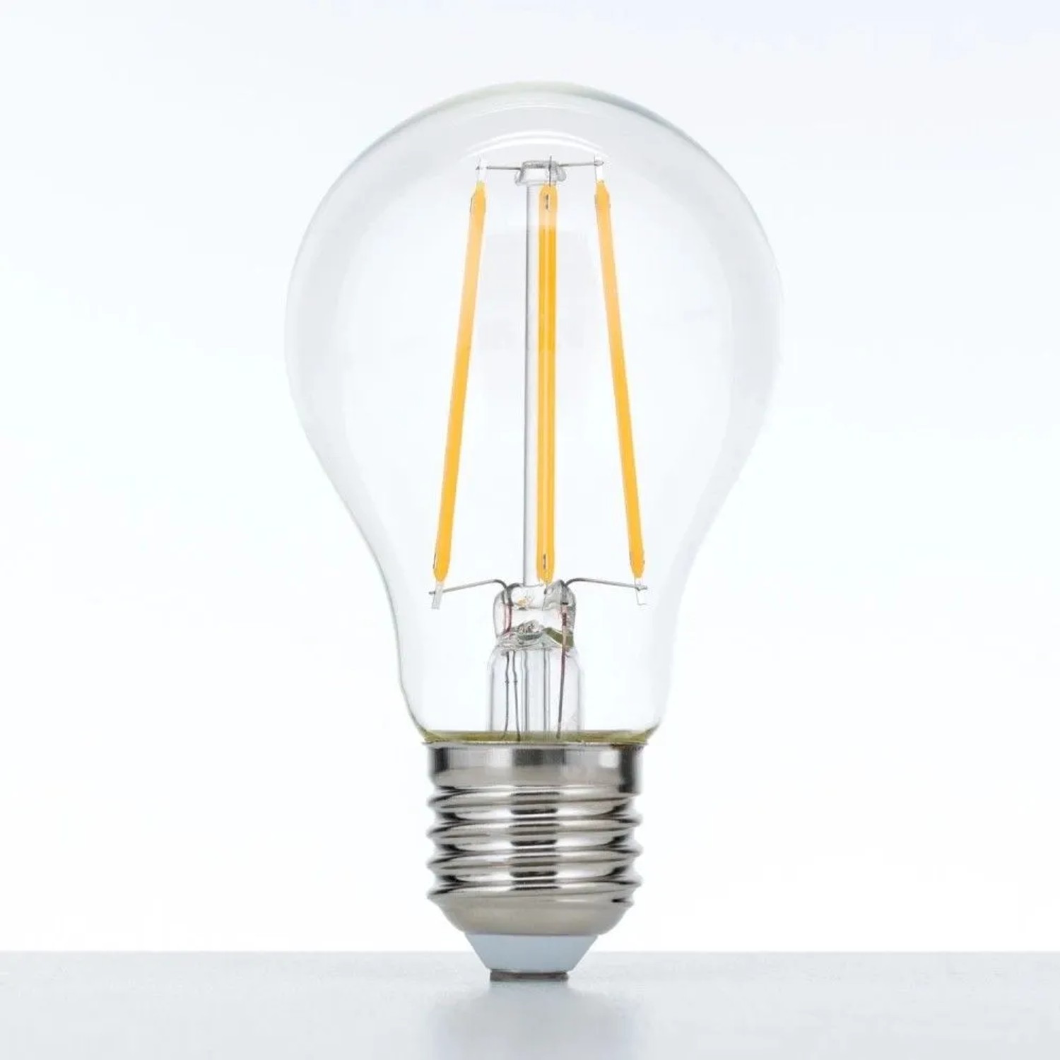 Klares Orion LED-Filament Leuchtmittel E27, dimmbar. Birnenförmige Lampe mit warmweißem Licht.