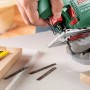 Bosch PST 800 PEL Stichsäge in Aktion mit Holz und Zubehör.