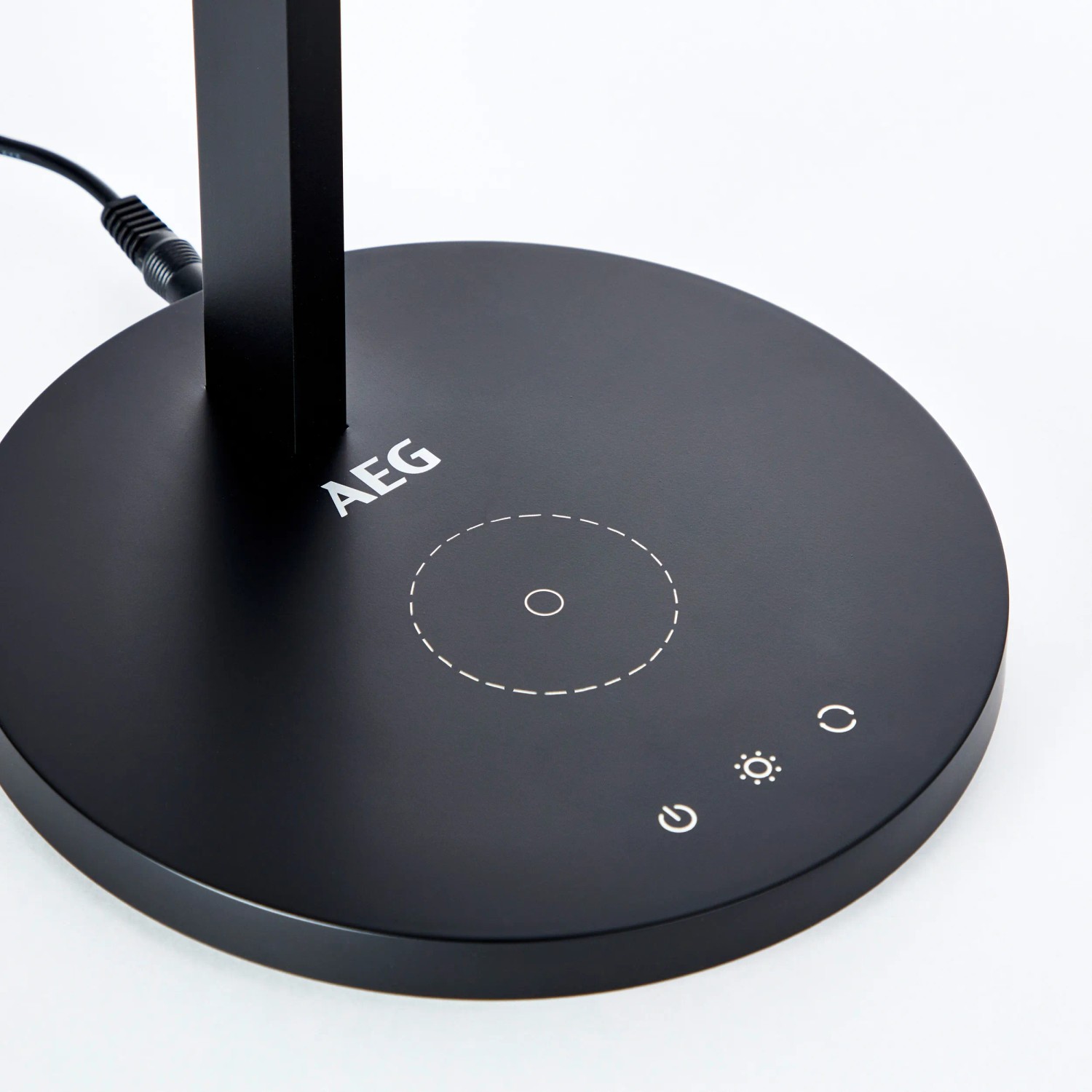 Detailaufnahme der schwarzen LED-Schreibtischleuchte Devy von Brilliant mit Induktionsladefläche.