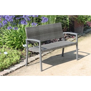 Dunkelgraue 2-Sitzer Parkbank Sanremo aus Polyrattan und Aluminium im Garten.