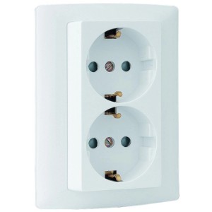 Weiße Logus 2-fach Steckdose für Unterputzmontage.