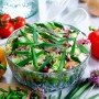 Salat mit Blu Garten-Knofi (Allium) im Topf, frische Kräuter als Zutat.