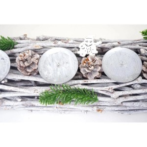 Länglicher Adventskranz aus Holz, weiß, mit Kerzenhaltern, Tannenzweigen und Zapfen.