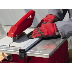 Einhell Fliesenschneider mit Diamant-Trennscheibe im Einsatz, Fliesen schneiden.