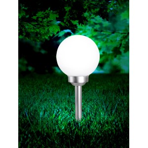 Globo LED-Solaraußenleuchte mit Kugel und Erdspieß im Garten.