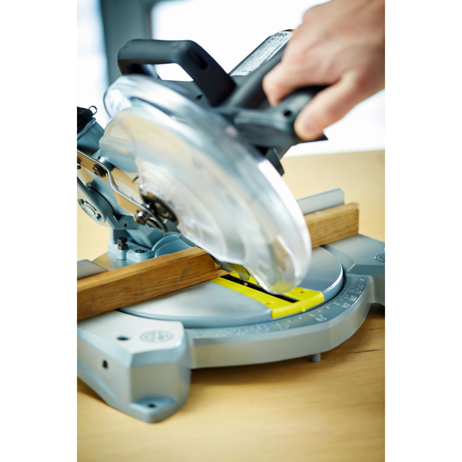 CMI Kappsäge C-KGS 210-A beim Sägen von Holz.