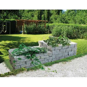 Beet aus Häusler Naturstein Granit Block Granitgrau, 40x20x20 cm, im Garten.