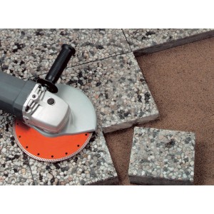 Diamant-Trennscheibe Turbo 115 mm im Einsatz mit Winkelschleifer zum Schneiden von Steinplatten.