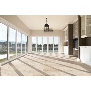 Heller Raum mit Bodenfliese Feinsteinzeug Durmast Beige in Holzoptik, Dielenformat 20x120 cm.