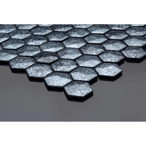 Mosaikmatte Ebru Hexagon Glas Grau, Detailaufnahme der sechseckigen Mosaikfliesen.