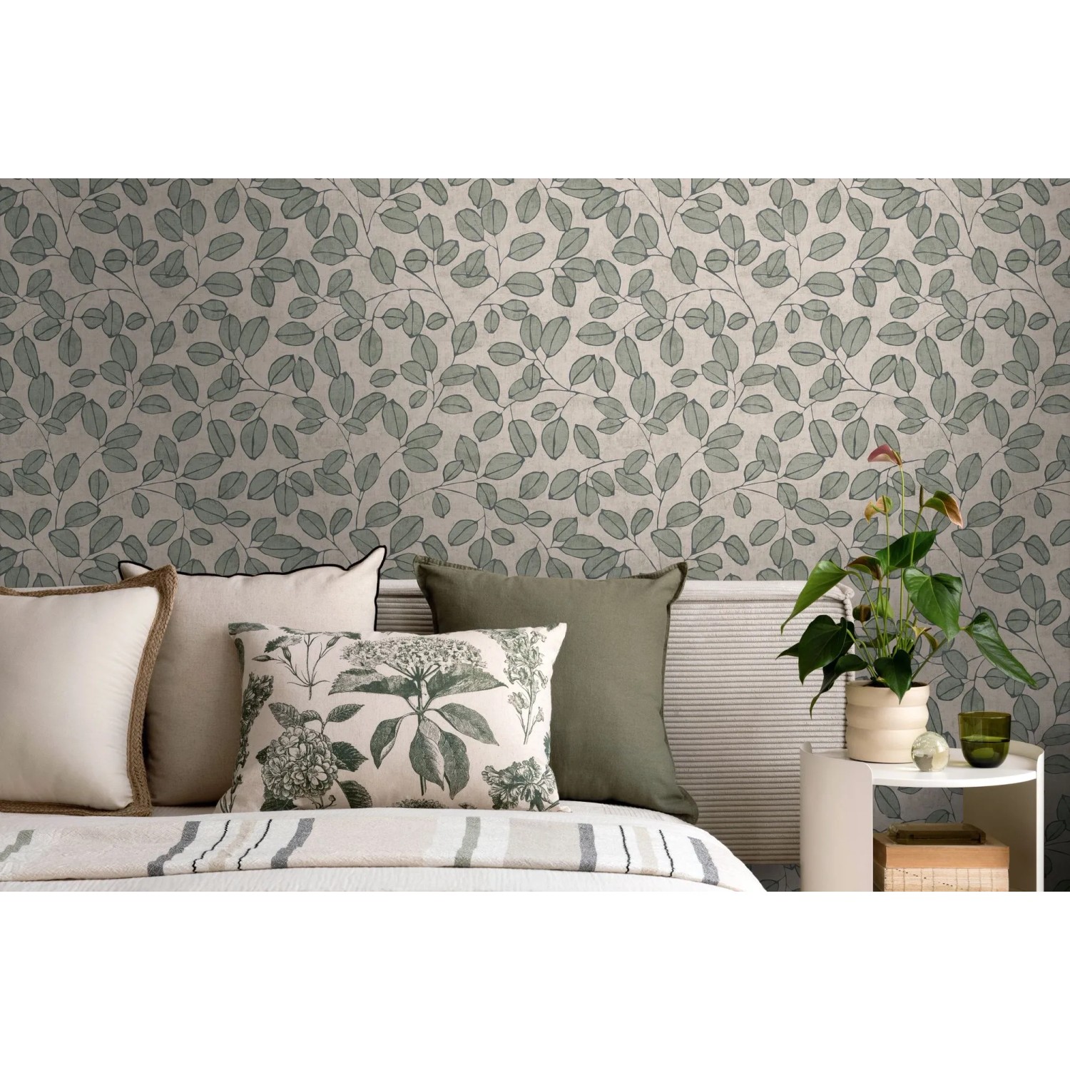 Vliestapete mit grün-grauem Blättermuster im skandinavischen Stil an einer Wand im Schlafzimmer.