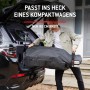 Weber Gasgrill Traveler Compact im Kofferraum eines Autos. Kompaktes Design für unterwegs.