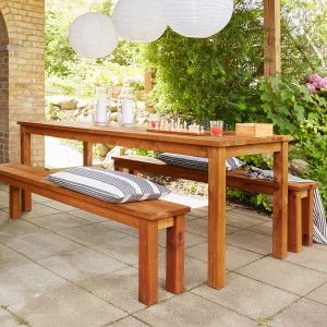 Brauner Axi Picknicktisch Louise aus Holz mit Bänken für den Garten.