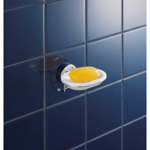 Wenko Vacuum-Loc Seifenablage Milazzo, chrom/weiß mit gelber Seife an blauer Wand.