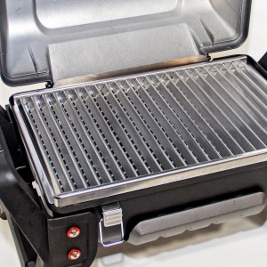 Offener, grauer Char-Broil Gasgrill X-200 mit Edelstahlrost. Ideal für unterwegs.