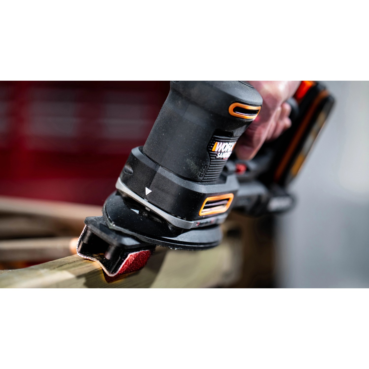 Worx Akku-Multifunktionsschleifer WX820.9 Solo beim Schleifen von Holz.
