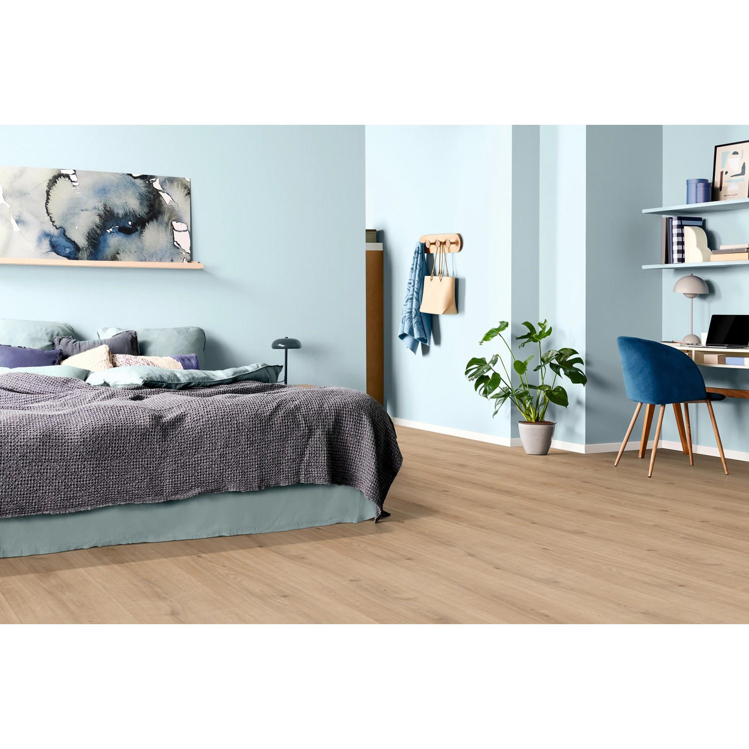 Egger NatureSense Laminat Eiche Ortega im Schlafzimmer mit Bett und Schreibtisch.