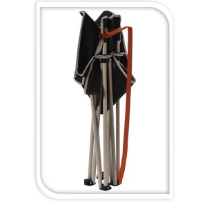 Zusammengeklappter, schwarzer Campingklappstuhl mit Tragegurt. Ideal für Camping & Outdoor.