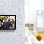 Ezviz Video-Türsprechanlage HP7 mit zwei Personen vor der Kamera an einer Wand.