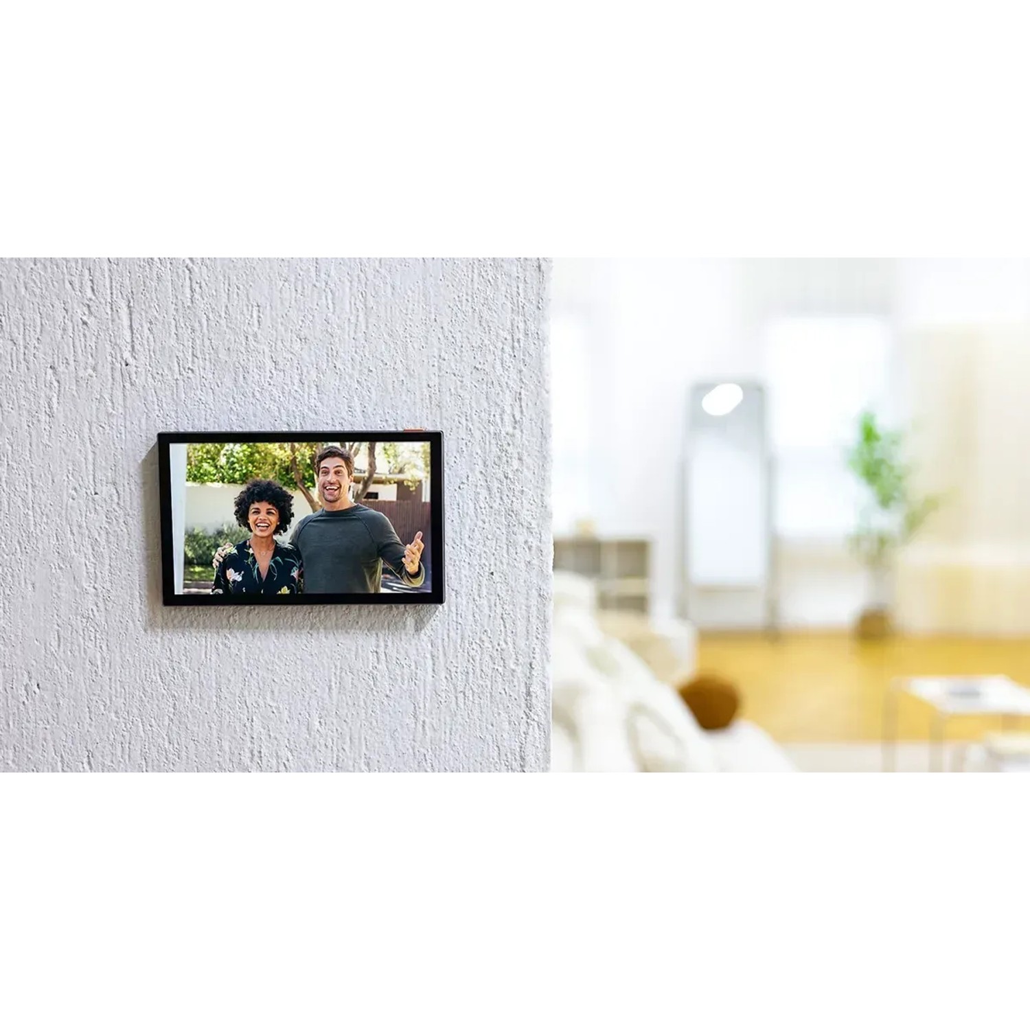 Ezviz Video-Türsprechanlage HP7 mit zwei Personen vor der Kamera an einer Wand.