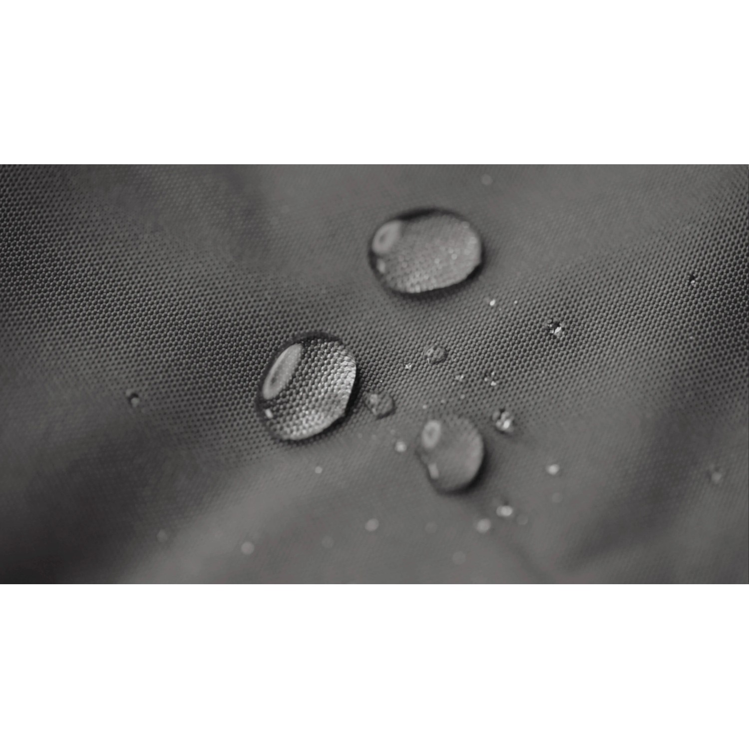 Detailaufnahme: Wasserabweisender Bezug des anthrazitfarbenen Sitting Point Sessel Twist Scuba, Wassertropfen