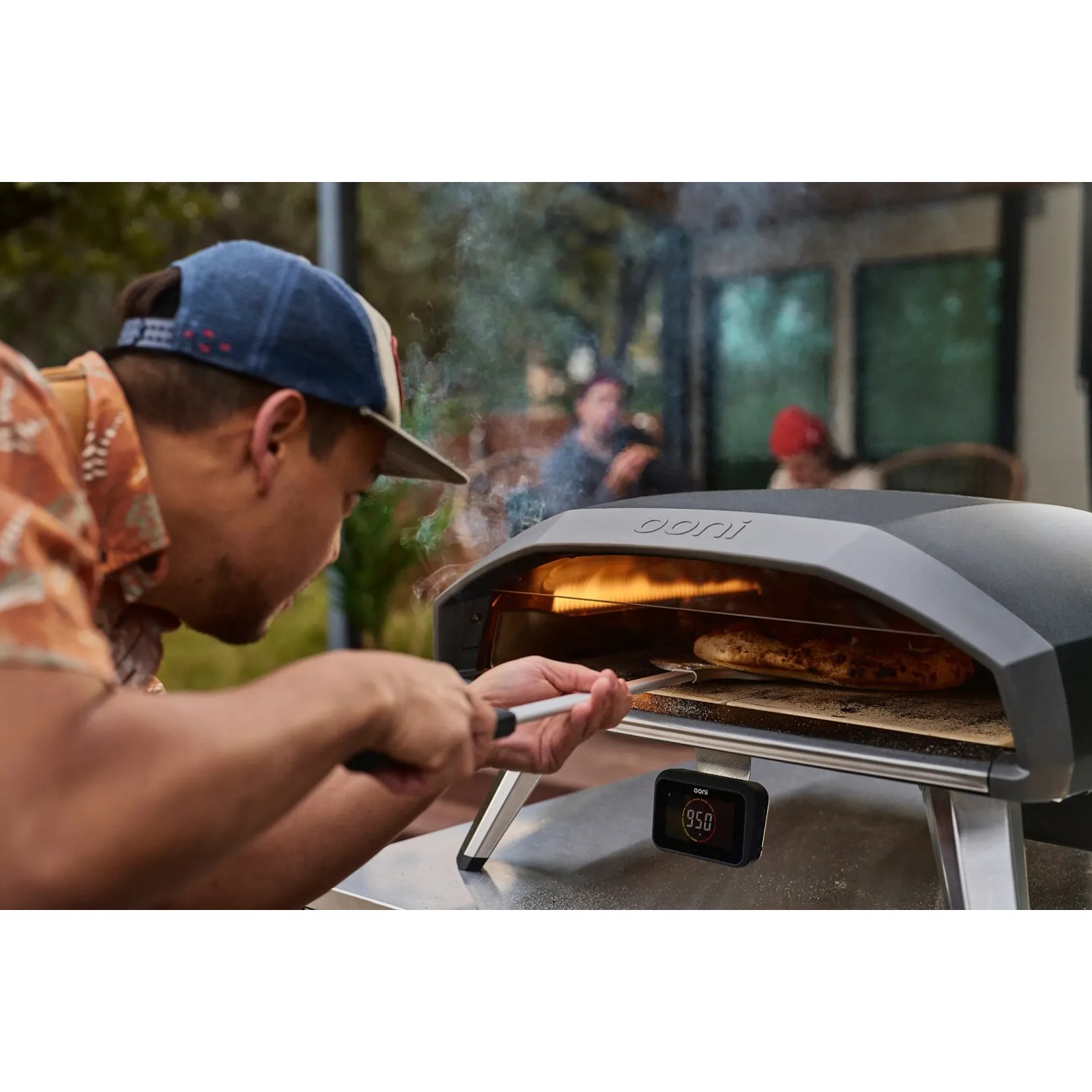 Ooni Koda 2 Pro Gas-Pizzaofen in Schwarzgrau mit Pizzaheber und digitalem Thermometer.
